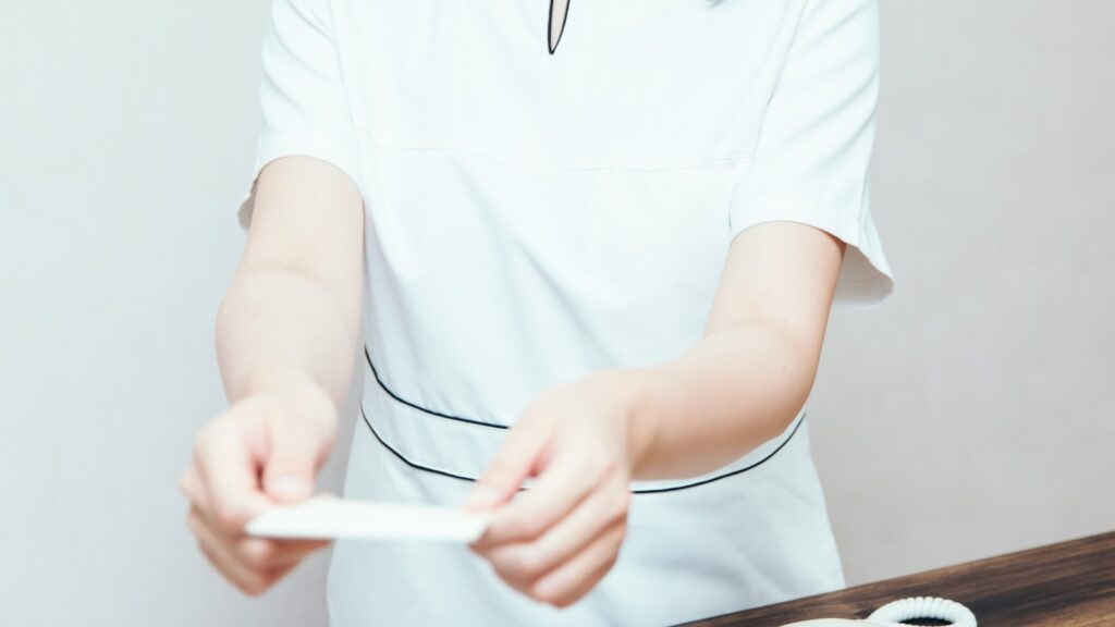 診察券を受け取る女性